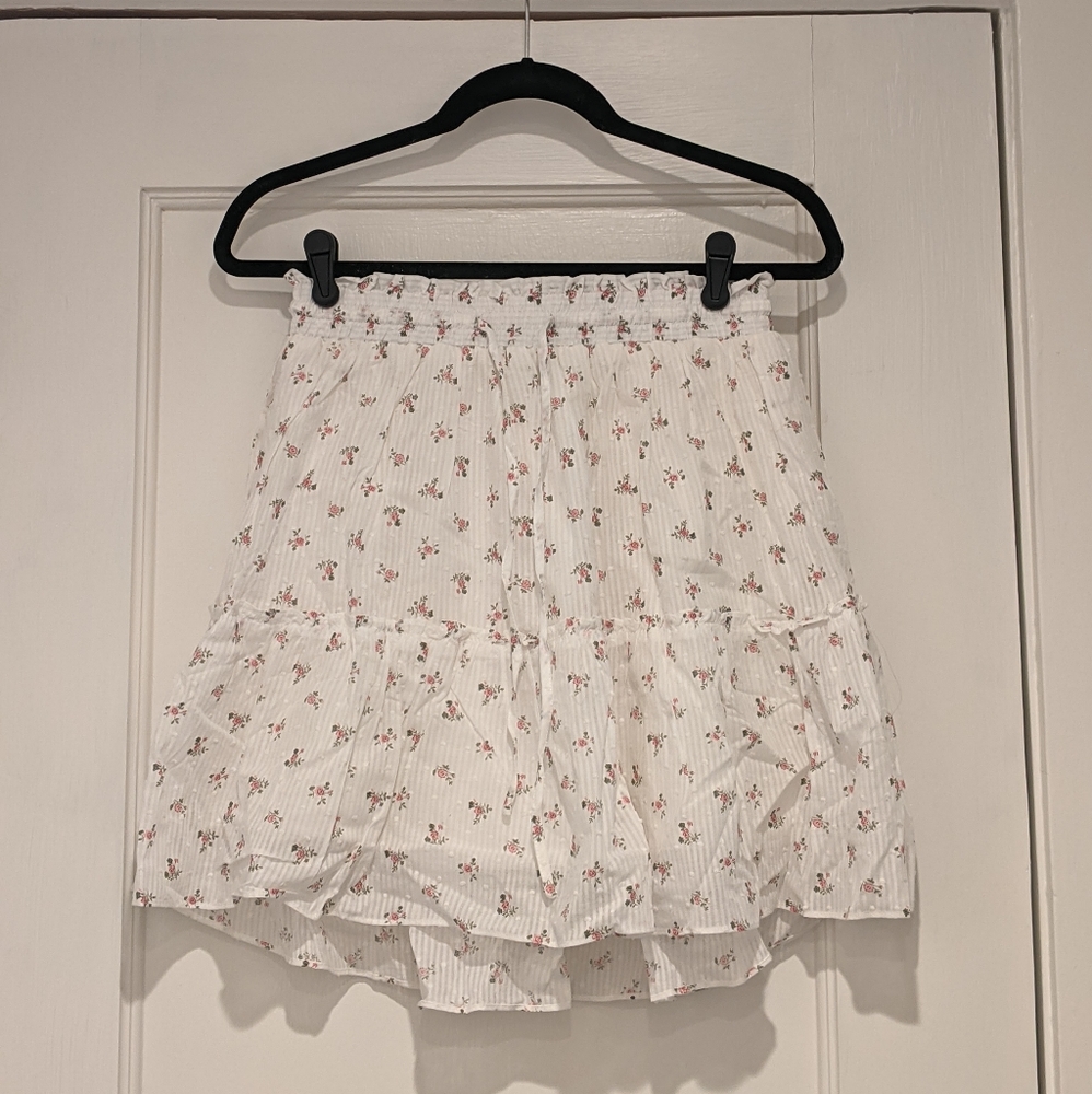 White ruffle skirt with roses